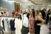 Majitelka butiku, Kristýna Stehlíková a zástupkyně značky French Connection z Anglie, Holly Roper-Newman
