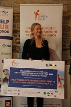 Lída Šimáčková z Lymfom Help s šekem