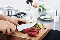 Solid_knives_-_Cutting_meat_landscape_RGB