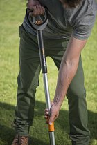 Fiskars_Garden_Action_SmartFit weed puller (6)