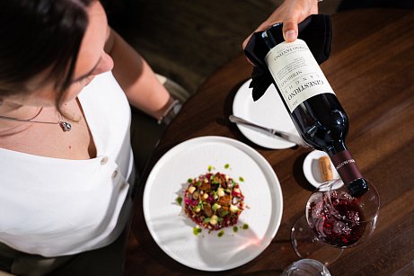 Srpnové menu v Marina Ristorante – mušle, Black Angus i broskvové semifreddo