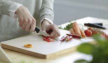 Fiskars_Kitchen_Action_Cutting_Paring knife_Cutting board_Chili