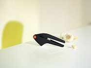 Fiskars_Lifestyle_Kitchenware_TBWA_Garlic press