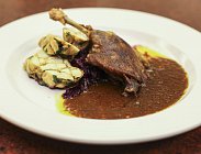 Restaurace Barbar_Konfitovane kachni stehno s karlovarskym knedlikem a cervenym zelim