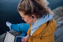 beyerdynamic-FreeByrd-22-04-Girl-v6