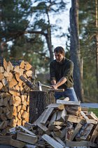 Fiskars_Garden_Action_X-series_Splitting axe X21_in use (2)