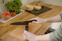 Fiskars_Kitchen_Lifestyle_Edge_Momsharpeningknives1