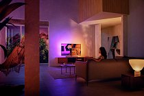 OLED936-LS-WOMAN-WATCHING-CONCERT-RGB-01