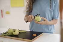 Fiskars_Lifestyle_Kitchenware_Peeler_peelingapple2