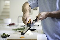 Fiskars_Lifestyle_Cookware_Coarsegraterandcuttingstation2