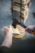 Fiskars_Garden_Action_X-series_Chopping axe X7_in use
