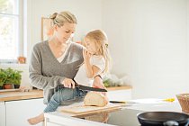Fiskars_Kitchen_Lifestyle_Edge_Momcuttingbread2