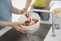 Fiskars_Lifestyle_Kitchenware_Strawberries_saladspinner2