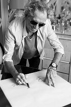 08 Keith Richards podepisuje knihu o RS