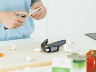 Fiskars_Action_Functional Form_Garlic press_paring knife_garlic