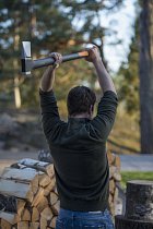 Fiskars_Garden_Action_X-series_Splitting axe X21_in use (1)