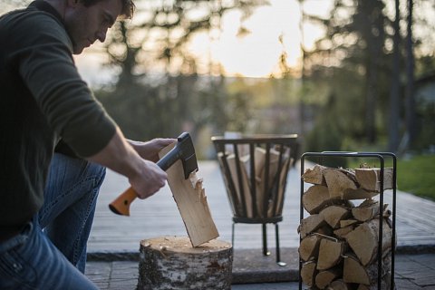 Fiskars_Garden_Action_X-series_CarpentersaxeX10_inuse